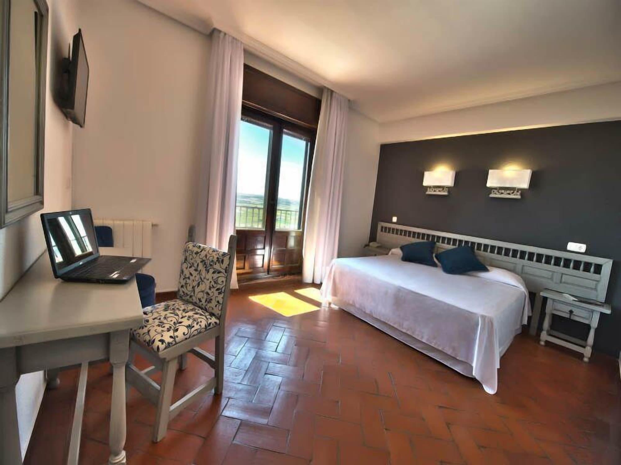 โฮสปิเดียม โฮเทล ฆวนที่ 2 Hotel โตโร ภายนอก รูปภาพ
