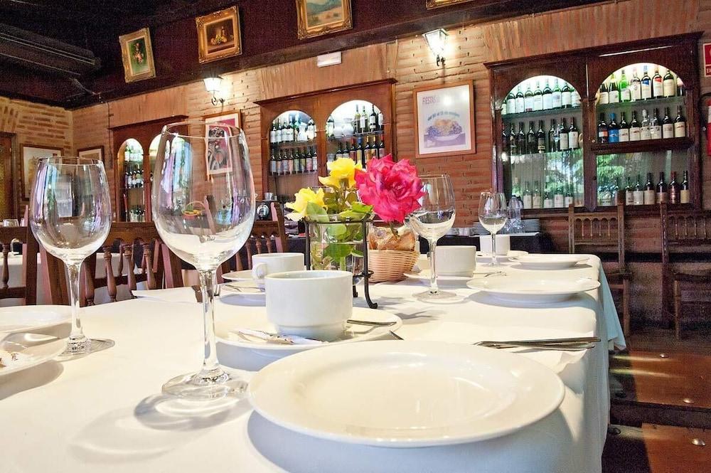 โฮสปิเดียม โฮเทล ฆวนที่ 2 Hotel โตโร ภายนอก รูปภาพ