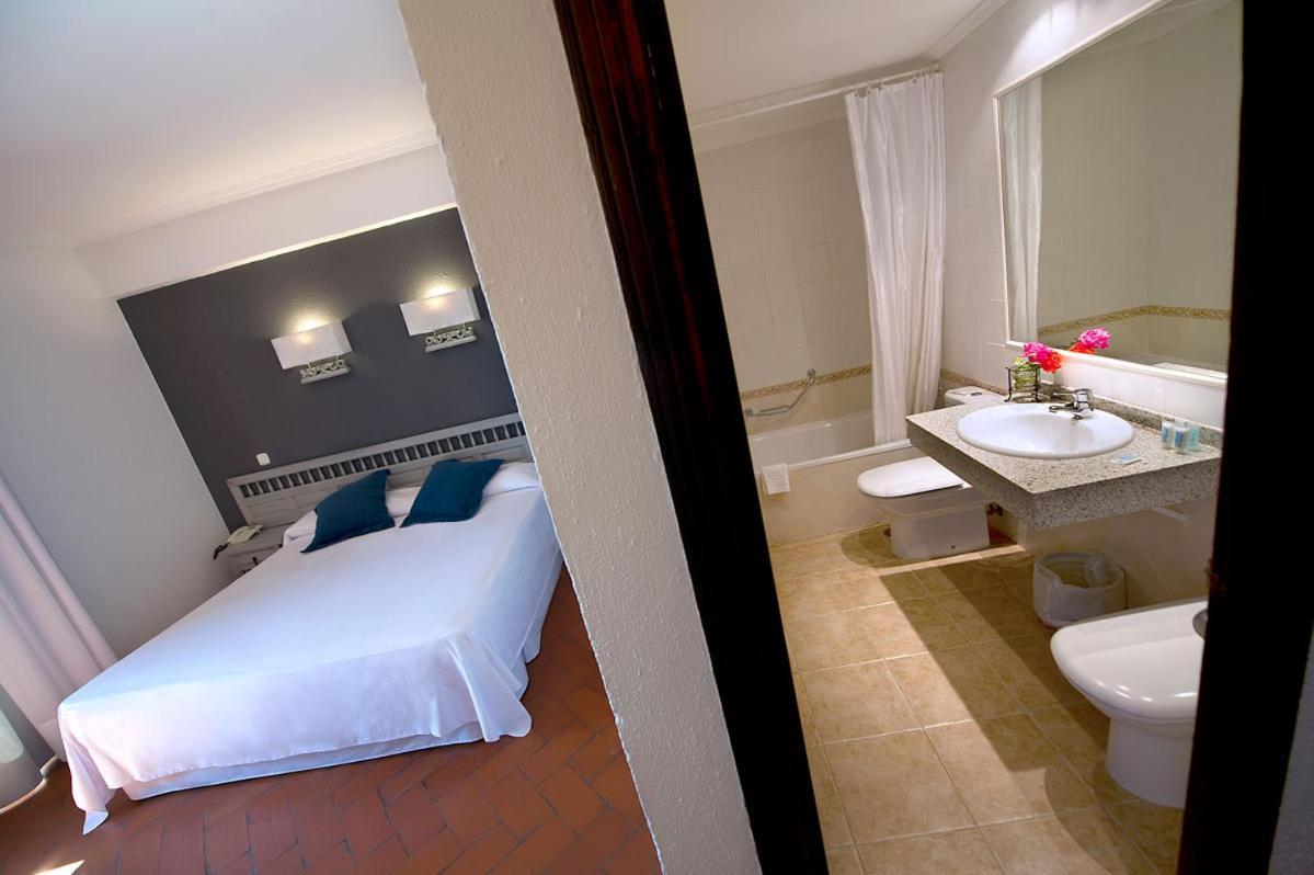 โฮสปิเดียม โฮเทล ฆวนที่ 2 Hotel โตโร ภายนอก รูปภาพ