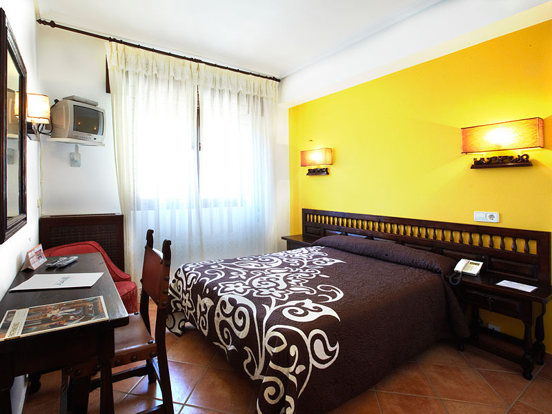 โฮสปิเดียม โฮเทล ฆวนที่ 2 Hotel โตโร ภายนอก รูปภาพ